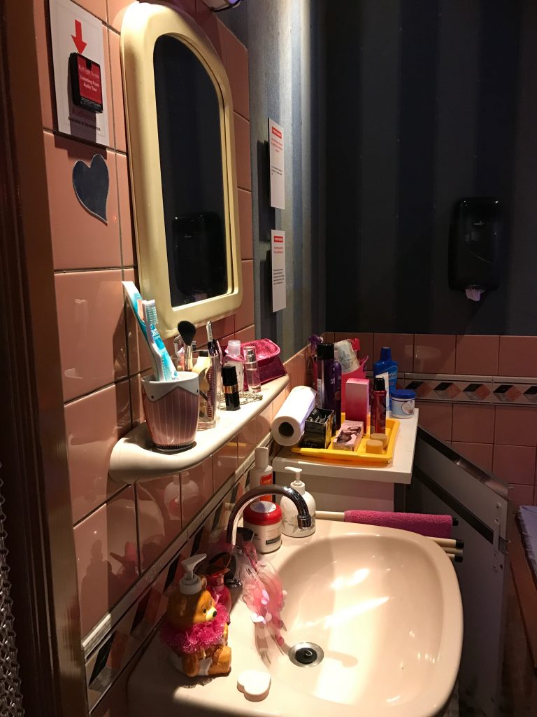 Detr s De Las Vitrinas Del Barrio Rojo En msterdam Avril Stories